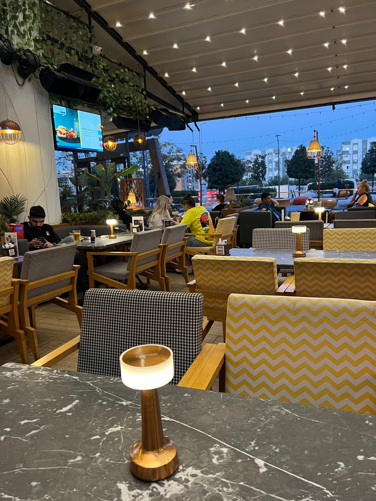 Luca Şarjlı Masa Aydınlatması